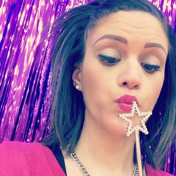 Meet your Posher, Natalie! - Picture 1 of 3